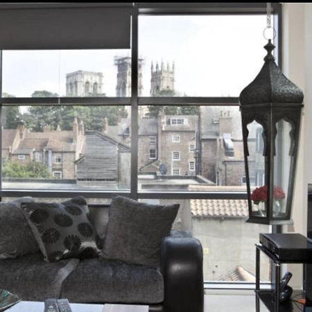 Churchill Two Bedroom Apartments With Free Parking And The Minster View 约克 外观 照片