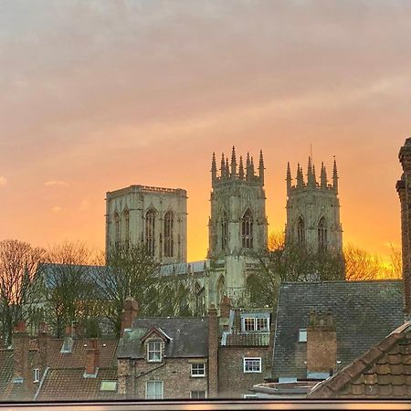 Churchill Two Bedroom Apartments With Free Parking And The Minster View 约克 外观 照片