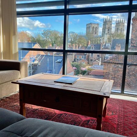 Churchill Two Bedroom Apartments With Free Parking And The Minster View 约克 外观 照片