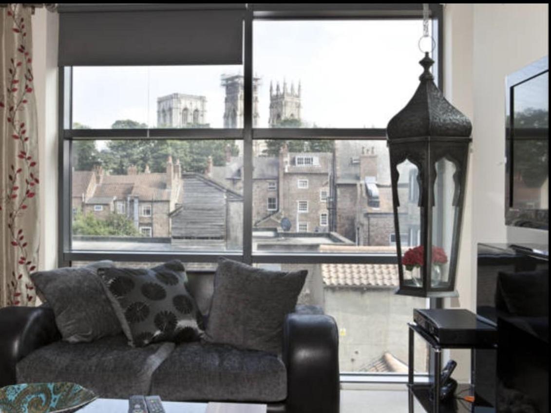 Churchill Two Bedroom Apartments With Free Parking And The Minster View 约克 外观 照片