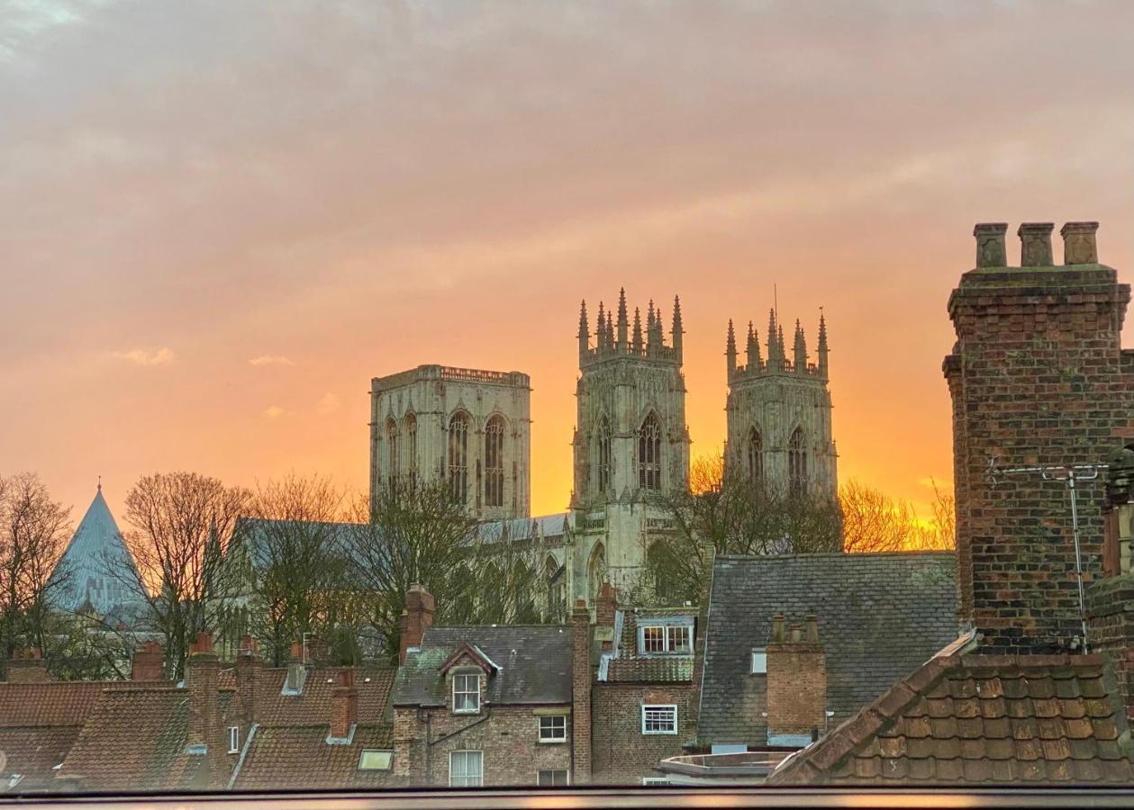 Churchill Two Bedroom Apartments With Free Parking And The Minster View 约克 外观 照片