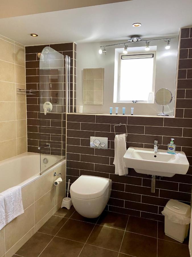 Churchill Two Bedroom Apartments With Free Parking And The Minster View 约克 外观 照片